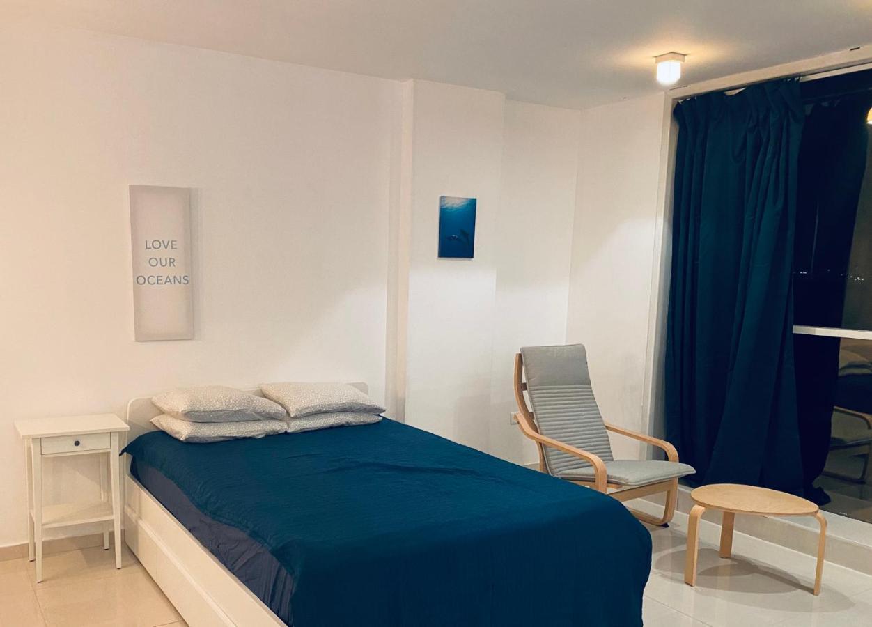 Sunny Sea View Studio Apartment Herzliya Luaran gambar