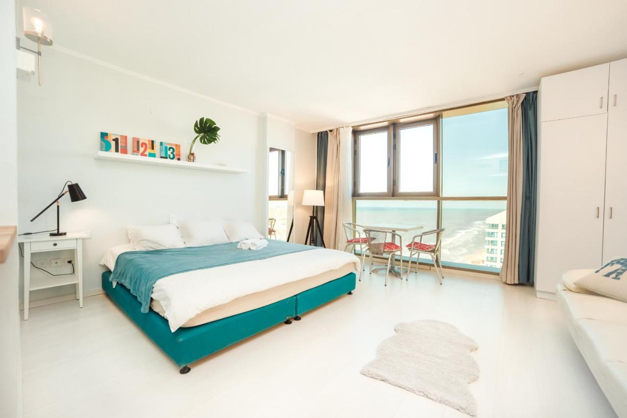 Sunny Sea View Studio Apartment Herzliya Luaran gambar