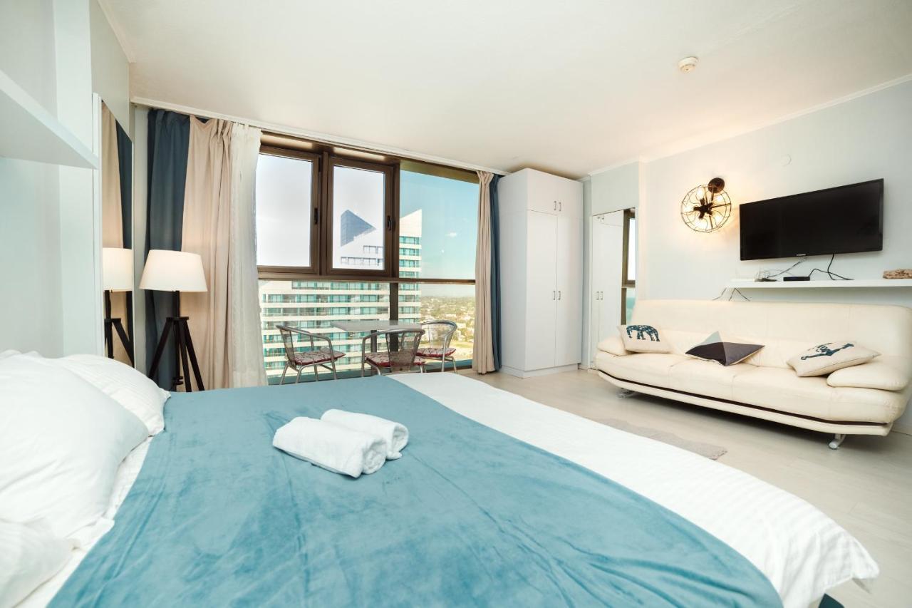 Sunny Sea View Studio Apartment Herzliya Luaran gambar